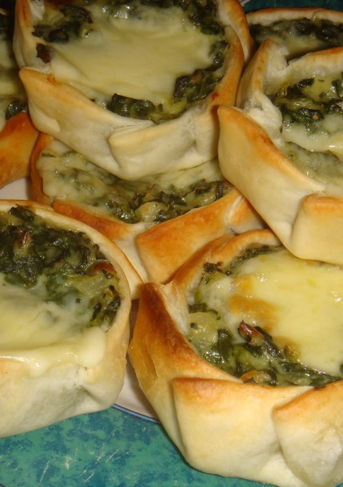 Una foto de Canastitas de acelga, salsa blanca y queso