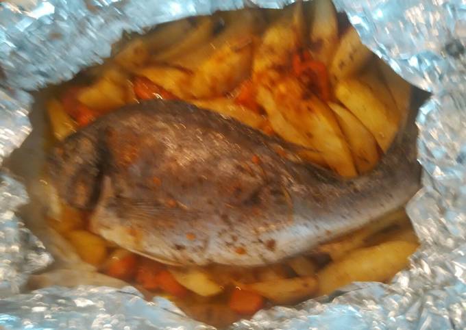 κύρια φωτογραφία συνταγής Τσιπούρα με πατάτες κυδωνατές και καρότα κομμένα σε κύβους!!