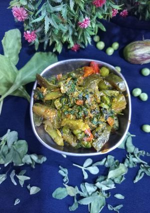 મેથી રીંગણ વટાણા અને પાલક નું શાક (Methi Ringan Vatana Palak Shak Recipe In Gujarati) રેસીપી મુખ્ય ફોટો