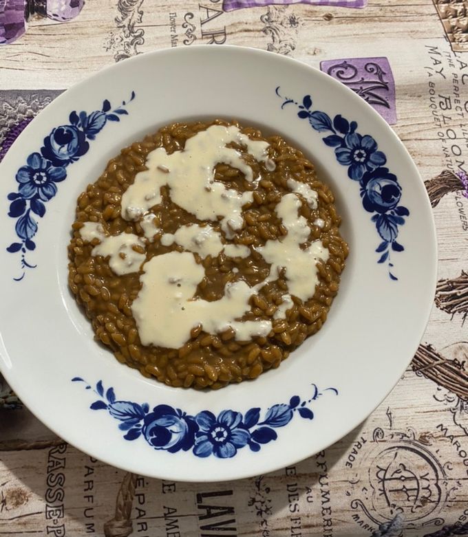 Foto di Risotto all’aglio nero e crema al parmigiano