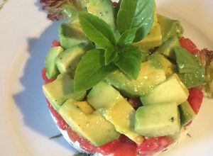 Una foto de Tartar de ricota, tomate y palta