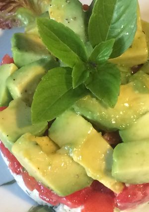 Una foto de Tartar de ricota, tomate y palta