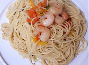 Una foto de Pasta de camarones y vegetales