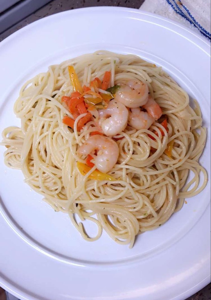 Una foto de Pasta de camarones y vegetales