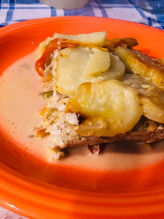 Una foto de Filet de merluza con vegetales y crema