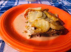 Una foto de Filet de merluza con vegetales y crema