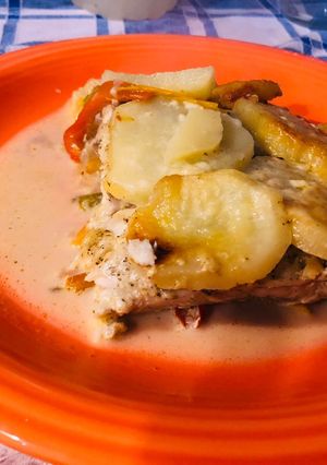 Una foto de Filet de merluza con vegetales y crema