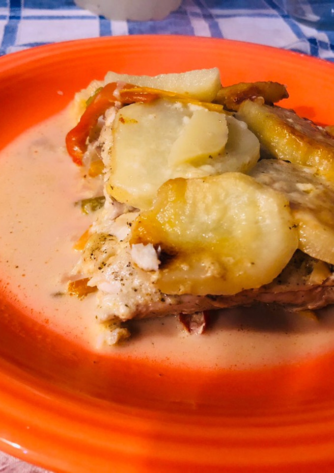 Una foto de Filet de merluza con vegetales y crema
