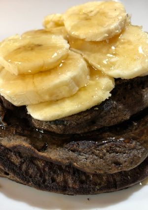 Una foto de Pancakes de avena banana y chocolate amargo