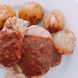 Salsa de ciruelas y vino tinto para carnes de Navidad