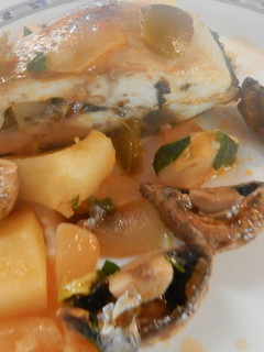 Una foto de Dorada con patatas y champiñones