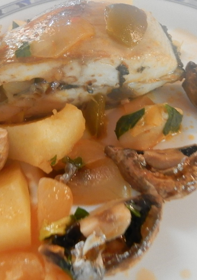 Una foto de Dorada con patatas y champiñones