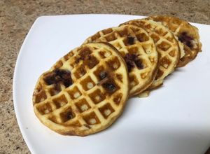 Una foto de Waffles de queso crema, berries y chocolate blanco a lo Chef G💪🏾🇵🇷🔥👨🏾‍🍳