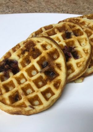 Una foto de Waffles de queso crema, berries y chocolate blanco a lo Chef G💪🏾🇵🇷🔥👨🏾‍🍳