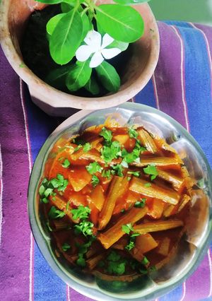 સરગવાની શીંગ અને બટાકાનું શાક (Sargva and Potato Shak Recipe in Gujarati) રેસીપી મુખ્ય ફોટો