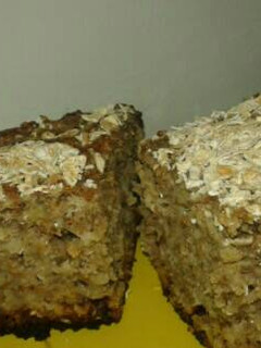 Una foto de Torta integral de banana 🍌 manzana 🍏 y avena