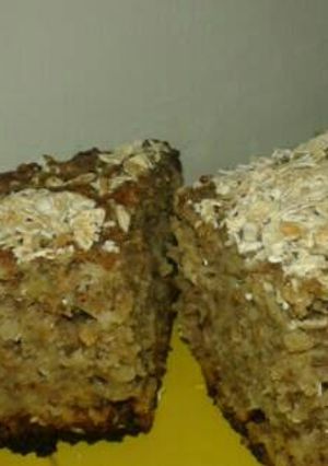 Una foto de Torta integral de banana 🍌 manzana 🍏 y avena