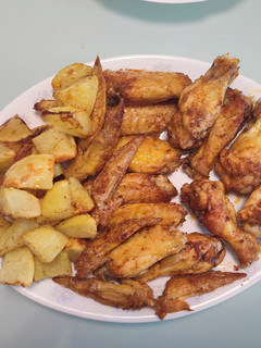 Una foto de Alitas de pollo con patatas fritas (Airfryer)