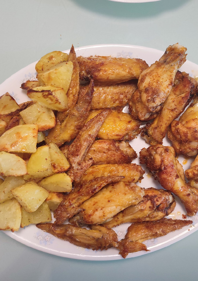 Una foto de Alitas de pollo con patatas fritas (Airfryer)