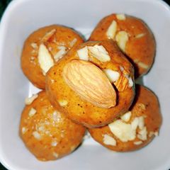 A picture of Besan ke ladoo.