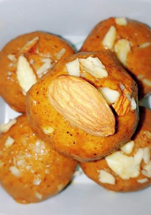 A picture of Besan ke ladoo.