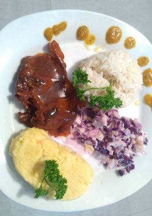 Una foto de Chuleta dulce, con arroz blanco y ensalada de repollo