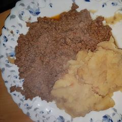 A picture of Mashed Potatoes served with minced meat.