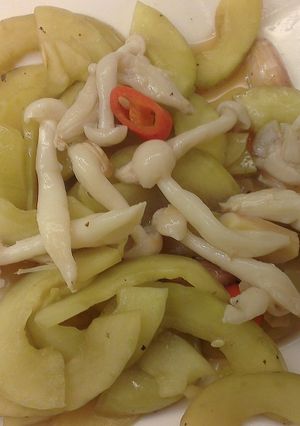 [好菇多多] 菇菇炒酸黃瓜 的食譜成品照片