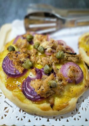 Una foto de Coca de atún con cebolla roja y salsa miel mostaza