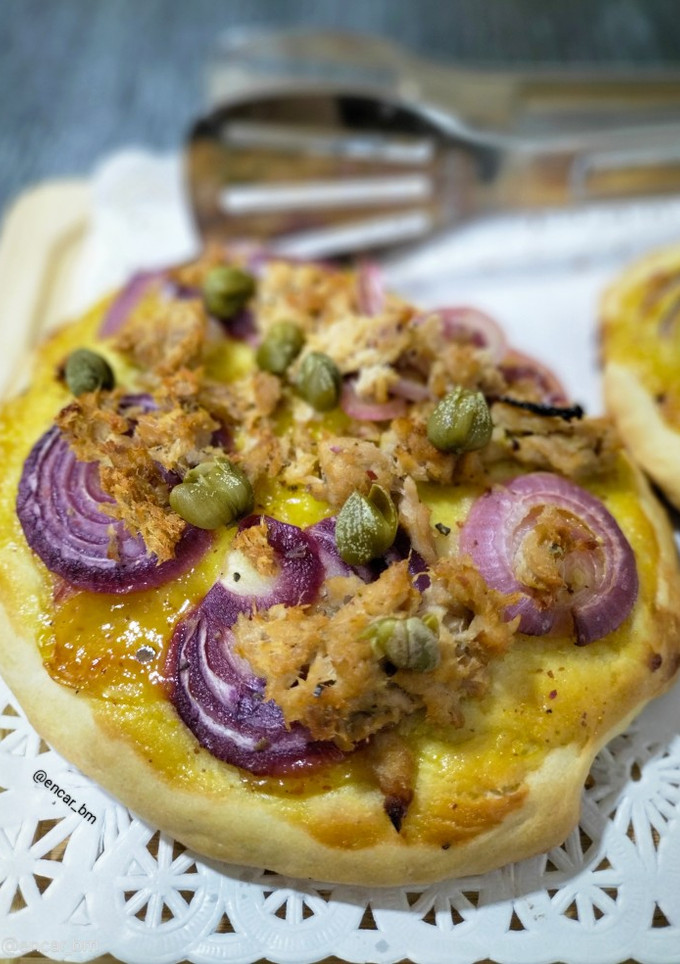 Una foto de Coca de atún con cebolla roja y salsa miel mostaza