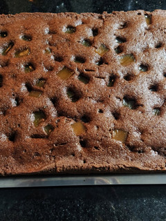 Una foto de Torta húmeda de cacao y dulce de batata