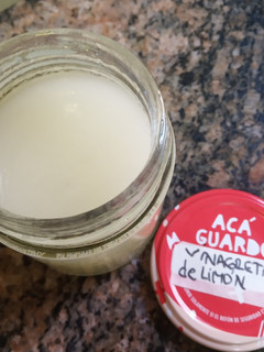 Una foto de Vinagreta de limón para guardar en la heladera 🍋