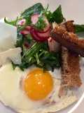 Œuf au plat avec salade de roquettes