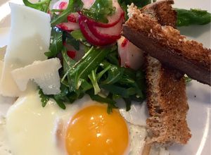 Une photo de Œuf au plat avec salade de roquettes