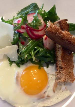 Une photo de Œuf au plat avec salade de roquettes