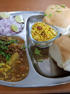 मिसल पाव (Misal Pav Recipe in Hindi) रेसिपी मुख्य फोटो