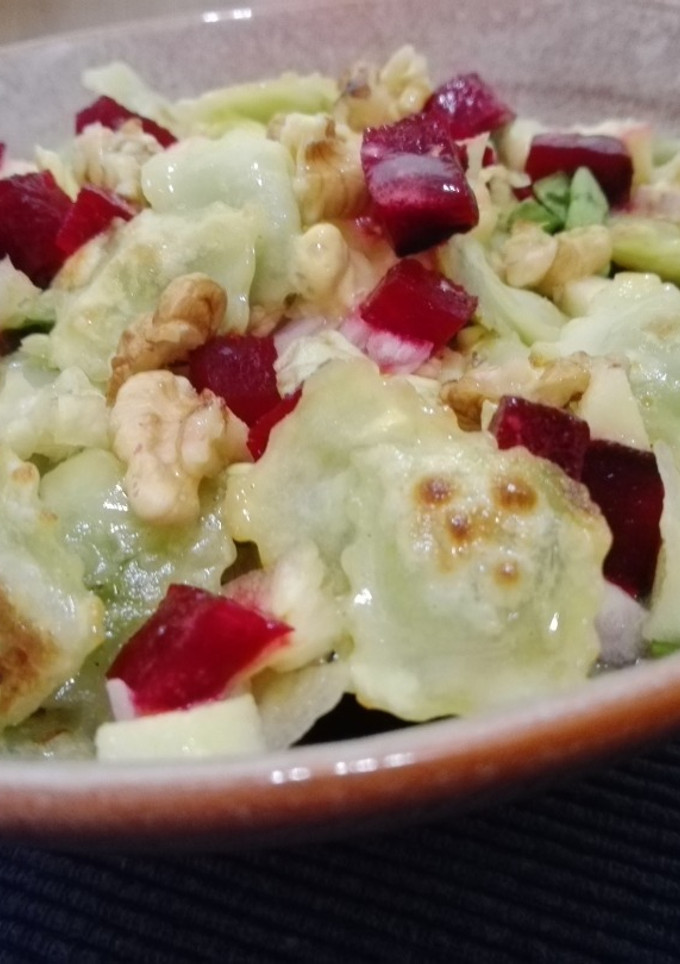 Una foto de Ensalada templada de sobras de raviolis cocidos