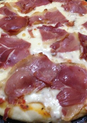 Una foto de Pizza de jamón crudo y fugazzeta con mozarrella