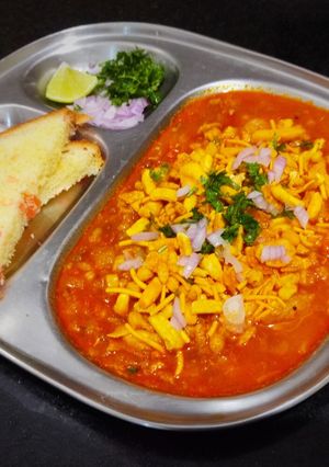 मिसळ पाव (misal pav recipe in marathi) रेसिपी चे मुख्य फोटो 