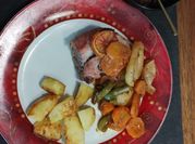 Una foto de solomillo de cerdo con pimiento y cebolla