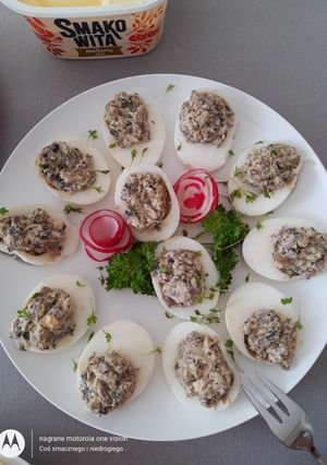Zdjęcie przepisu ,,Jaja faszerowane pieczarkami,,.