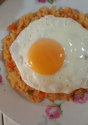 Una foto de Huevo sobre cama de arroz