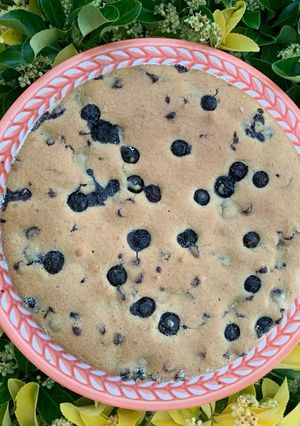 Una foto de Torta de arándanos y chispas de chocolate con harina de avena