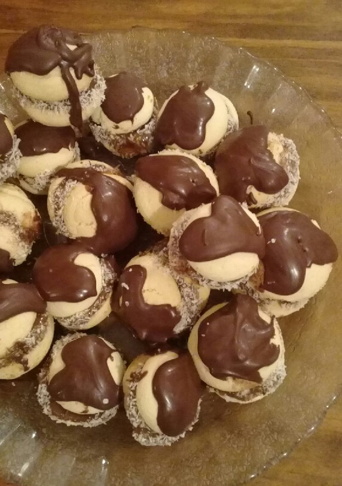Una foto de Mini alfajores de fécula de maíz con cobertura de chocolate