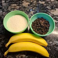 Una foto de Snack saludable de coco, banana y chocolate