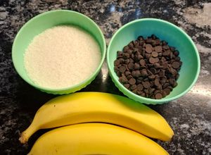 Una foto de Snack saludable de coco, banana y chocolate