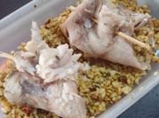 Una foto de corvina al horno con guarnición