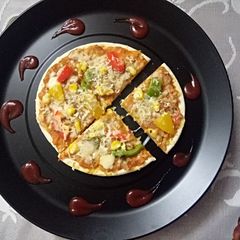 A picture of Corn, capsicum makhni pizza.