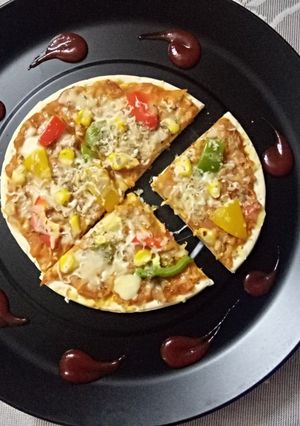 A picture of Corn, capsicum makhni pizza.