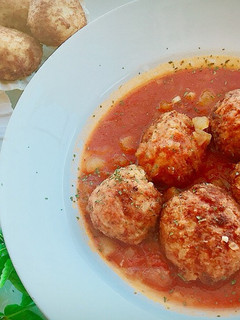 Una foto de Albóndigas de arroz, merluza y gambón (opción con o sin salsa)